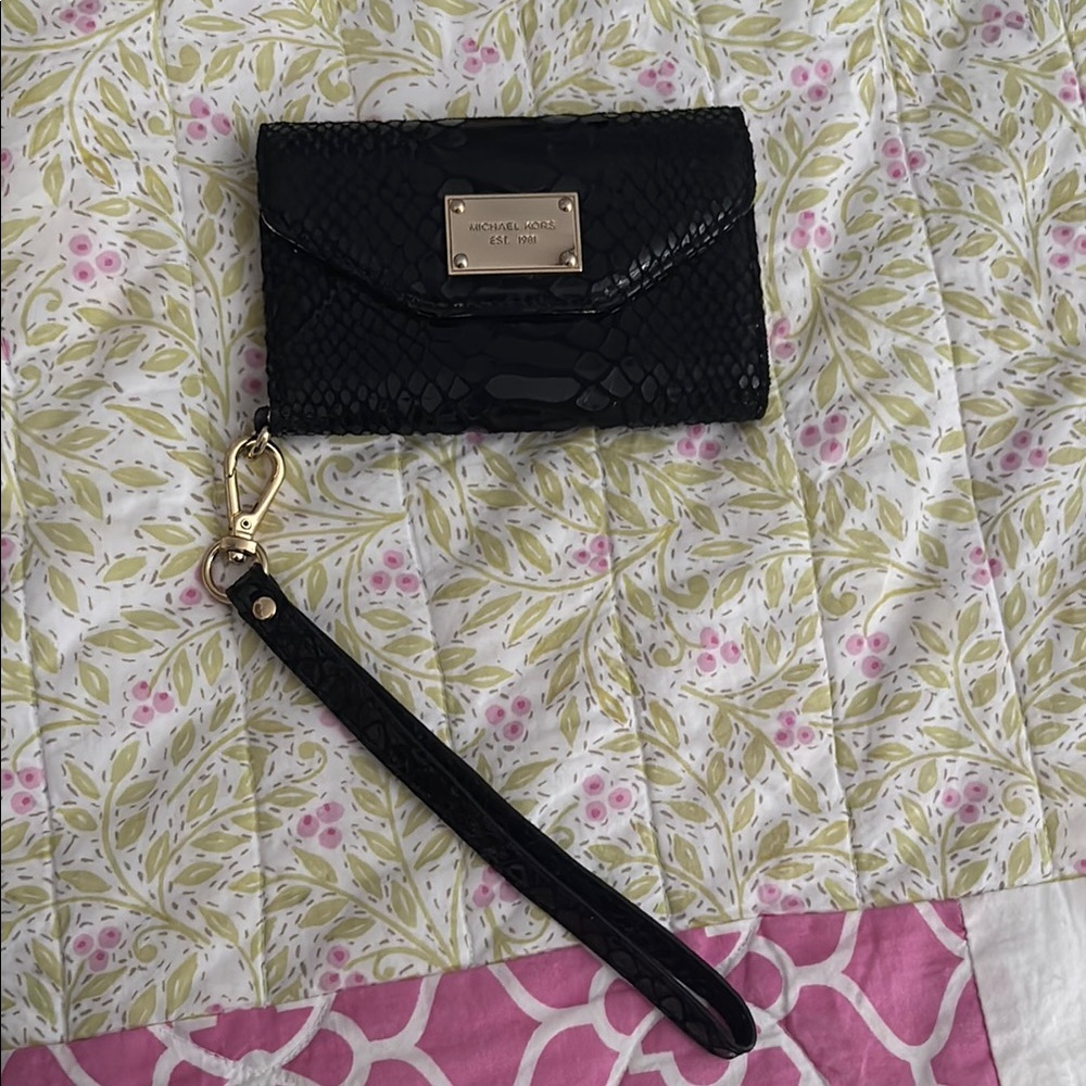 NWOT-Michael Kors Black Snake Pattern Wristlet-Excellent condition